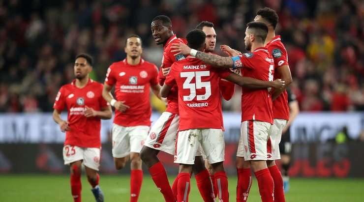 Vào! Jean-Philippe Mateta thực hiện một đường chuyền bổng tuyệt vời và Levin Oztunali (Mainz) đón nó để dứt điểm với một cú đánh đầu vào lưới trống. Tỉ số là 1:0.