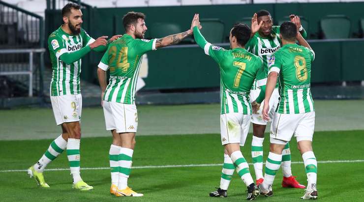 Bóng đã nằm trong lưới sau một pha dứt điểm xuất sắc của Borja Iglesias (Betis)! Emerson chọc khe rất sắc sảo và tạo điều kiện cho Borja Iglesias (Betis) thoát xuống đối diện khung thành trước khi tung một cú sút chìm, đánh bại thủ môn đối phương. Tỉ số bây giờ là 1:0.
