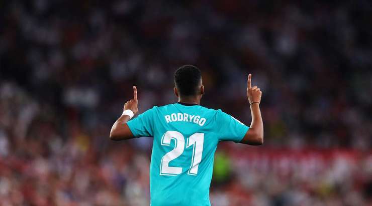 Vào! Rodrygo (Real Madrid) nhận đường chuyền từ đồng đội và anh không hề do dự tung một cú sút không thể cản phá làm tung nóc lưới khung thành đối phương.