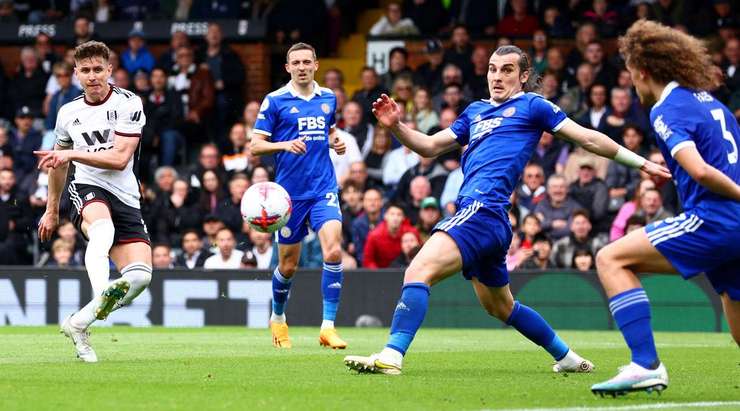 Vào! Một đường chuyền ngang đơn giản của Carlos đưa bóng đến chân Tom Cairney (Fulham) bên trong vòng cấm, anh chỉnh lại tư thế và quất chân đưa bóng vào góc thấp bên phải khung thành. Tỉ số là 3:0.