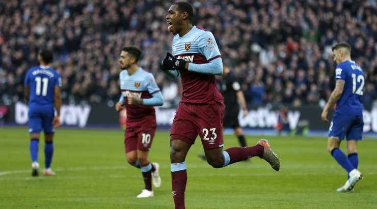 Issa Diop (West Ham) bật cao hơn hàng phòng ngự đối phương tại trung tâm vòng cấm và đón quả đá phạt từ Robert Snodgrass. Anh ấy đưa bóng vào góc thấp bên trái với một cú đánh đầu dũng mãnh và thay đổi tỉ số thành 1:0.