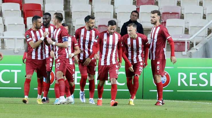 Một bàn thắng đồng đội tuyệt vời! Erdogan Yesilyurt (Sivasspor) được giải thoát trong vòng cấm bởi Dia Saba và không mắc một sai lầm nào với một pha dứt điểm tốt vào góc phải phía dưới. 2:3.