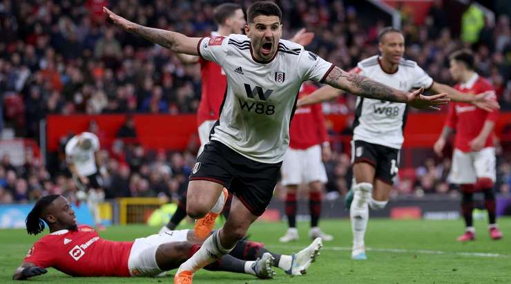 Vào! Issa Diop thể hiện nhãn quan tuyệt vời của mình với đường chuyền sắc sảo cho Aleksandar Mitrovic (Fulham). Cầu thủ này cũng chứng tỏ bản lĩnh của một sát thủ vòng cấm và dứt điểm gọn gàng từ cự ly gần vào lưới. Tỉ số là 0:1.