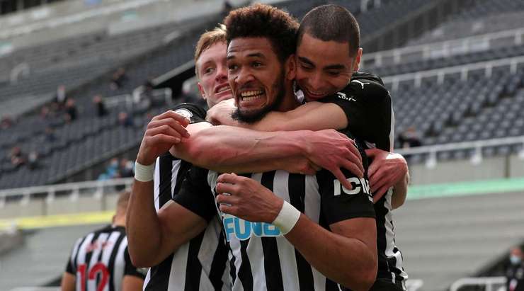 VÀO! Một pha kiến tạo xuất sắc của Sean Longstaff, người đóng vai trò then chốt trong việc tổ chức tấn công. Anh ấy dọn cỗ cho Joelinton (Newcastle Utd), người đánh bại Hugo Lloris với một cú sút tuyệt vời vào góc phải phía dưới. 1:0.
