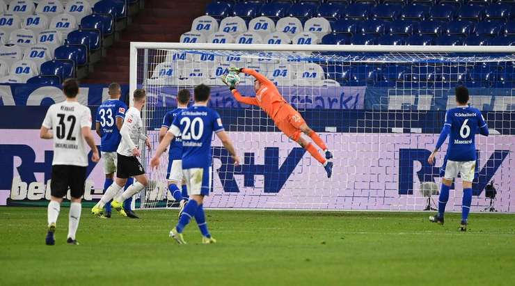 Frederik Ronnow (Schalke) ghi bàn từ một vị trí rất khó. Anh ấy bật cao để đánh đầu sau một quả tạt, đưa bóng vượt qua tầm với của thủ môn vào lưới.