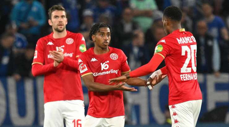 VÀO! Leandro Barreiro Martins (Mainz) ghi bàn với một cú đánh đầu từ cự li gần sau khi Andreas Hanche-Olsen đánh đầu một quả tạt bổng rất chính xác vào đúng hướng di chuyển của anh. Tỉ số là 1:1.