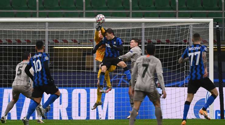 Nicolo Barella (Inter) ngã xuống sau một tình huống vào bóng trong vòng cấm, nhưng trọng tài đã khoác tay từ chối yêu cầu thổi phạt.