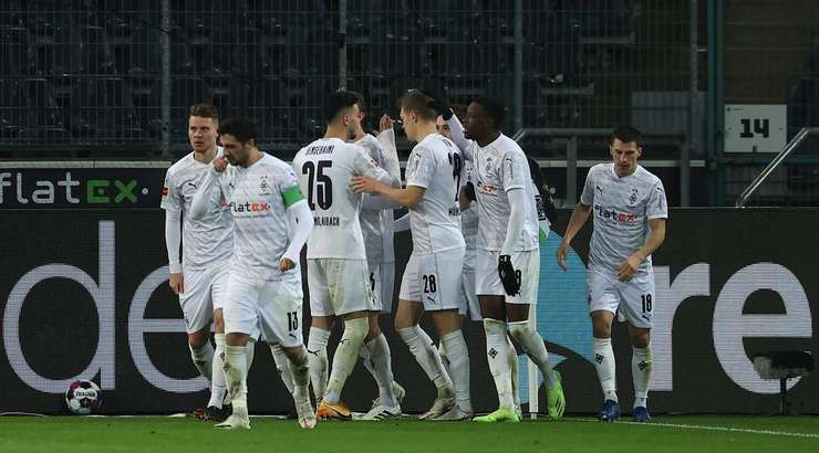 Florian Neuhaus (B. Monchengladbach) ghi bàn! Anh ấy đón đường chuyền của đồng đội và tung một cú sút hoàn hảo từ rìa vòng cấm, bóng vượt qua thủ môn và đi thẳng vào nóc lưới.