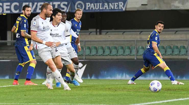 Vào! Lorenzo De Silvestri (Bologna) lấy bóng bật ra trong vòng cấm và sút thành bàn, vào góc phải phía dưới.