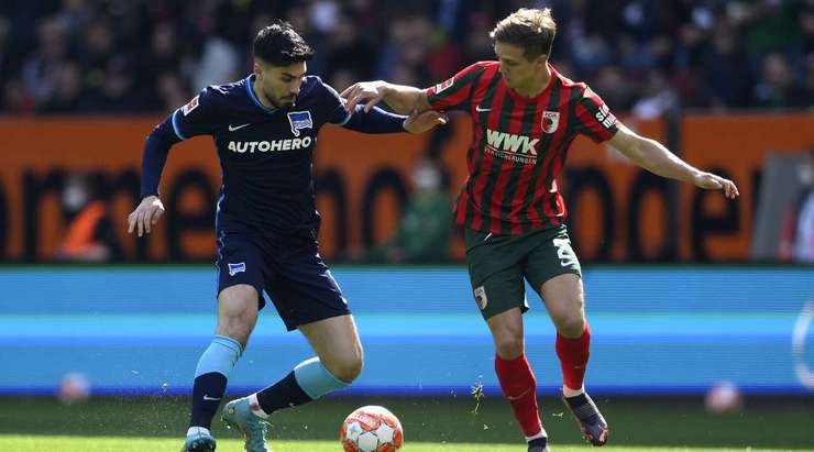 Suat Serdar (Hertha Berlin) sút từ ngoài vòng cấm, nhưng pha dứt điểm của anh ấy đã bị cản phá. Hertha Berlin có một quả phạt góc.