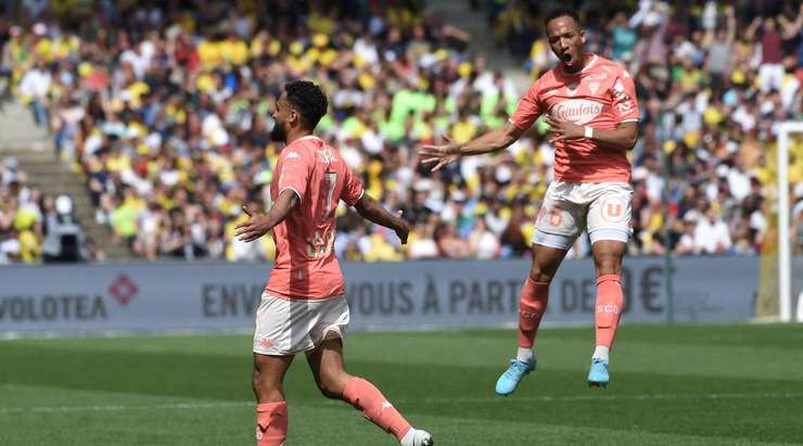 Một bàn thắng đẹp mắt! Sofiane Boufal (Angers) đón bóng trong vòng cấm và xuất sắc tâng bóng qua đầu thủ môn Alban Lafont. 0:1!