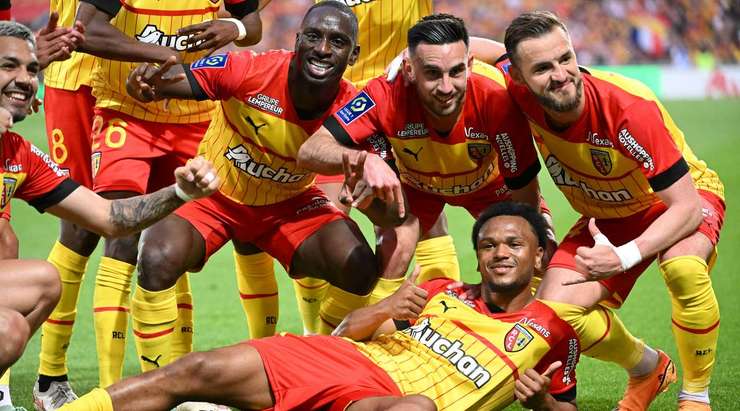 Vào! Lois Openda (Lens) giành chiến thắng trên chấm phạt đền bằng một cú sút không thể cản phá, vượt qua tầm với của thủ môn Francois-Joseph Sollacaro vào góc thấp bên phải.