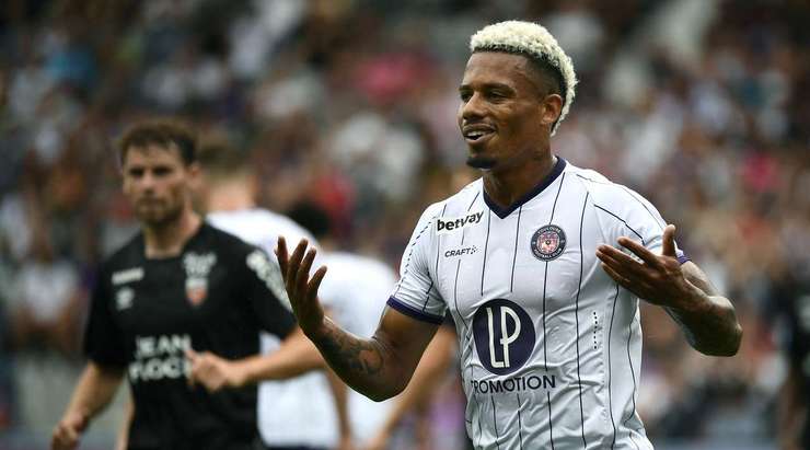 Vào! Một sai lầm từ hàng phòng ngự đã biếu không một cơ hội cho Rafael Ratao (Toulouse). Cầu thủ này đã rất bình tĩnh và dễ dàng đệm bóng vào lưới từ cự li gần. 1:1.