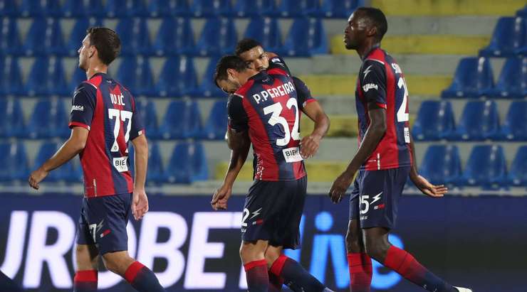 Junior Messias (Crotone) nhận bóng trong vòng cấm, anh xoay trở rất nhanh nhẹn và dễ dàng sút tung lưới khung thành đối phương.