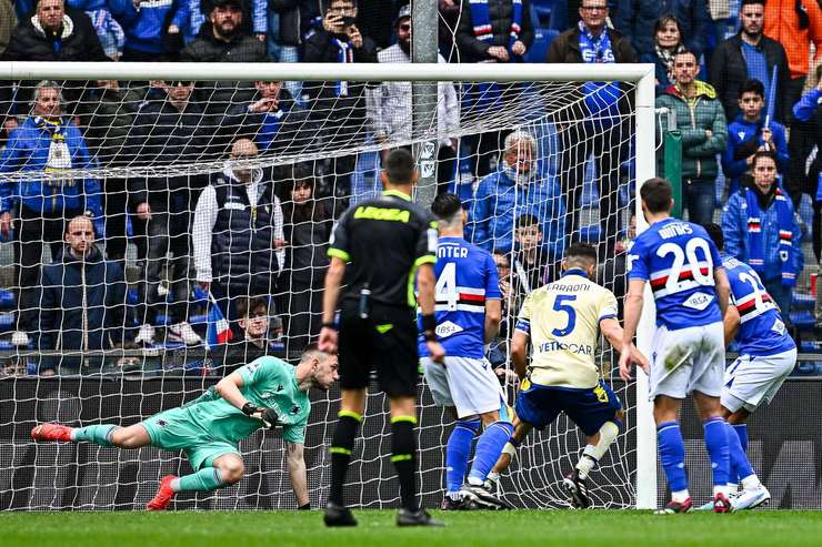 Vào! Davide Faraoni (Verona) là người phản ứng đầu tiên với quả phạt góc và khéo léo đưa bóng vào lưới bằng cơ thể mình.