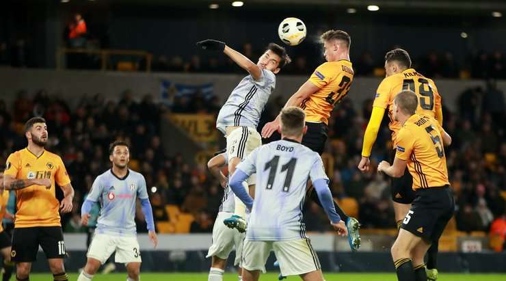 Leander Dendoncker (Wolves) nhảy cao nhất để đón bóng từ quả phạt góc được thực hiện hoàn hảo bởi Joao Moutinho. Cú đánh đầu của anh đã đi hiểm hóc vào mé trong cột dọc bên phải, khiến thủ môn hoàn toàn bất lực. Tỉ số được nâng lên 3:0.