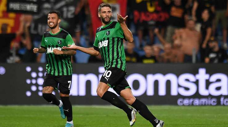 Domenico Berardi (Sassuolo) lấy bóng tại rìa vòng cấm và tung cú sút một chạm không hề do dự. Anh ấy sút bóng xuất sắc khi nó đi vào góc phải phía dưới. Có thể thực hiện tốt hơn không? Chắc chắn là không. 1:0.