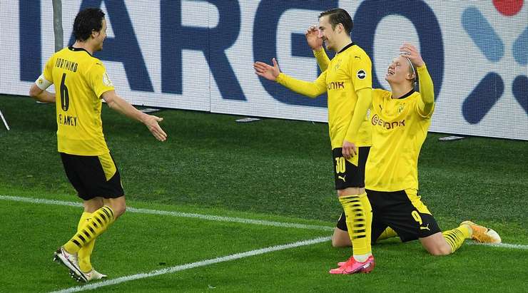 VÀO! Erling Haaland (Dortmund) nhận bóng sau một tình huống phản công chớp nhoáng. Dù vẫn còn nhiều hậu vệ đối phương trước mặt, anh đảo bóng như rang lạc và ghi một bàn thắng đẹp mắt từ cự ly gần, nâng tỉ số lên 3:2.