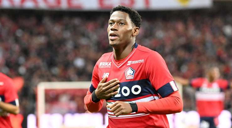 Vào! Jonathan David (Lille) chớp cơ hội sau một tình huống bóng bật ra trong vòng cấm và đánh bại thủ môn với một cú sút vào góc cao bên trái. Tỉ số đã được nâng lên: 1:0.