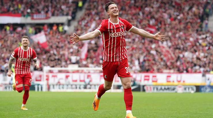 Michael Gregoritsch (Freiburg) ghi bàn từ một vị trí khó. Anh ấy bật cao để đón quả tạt và đánh đầu đập đất vào phía trong cột dọc bên phải. Một pha dứt điểm xuất sắc.