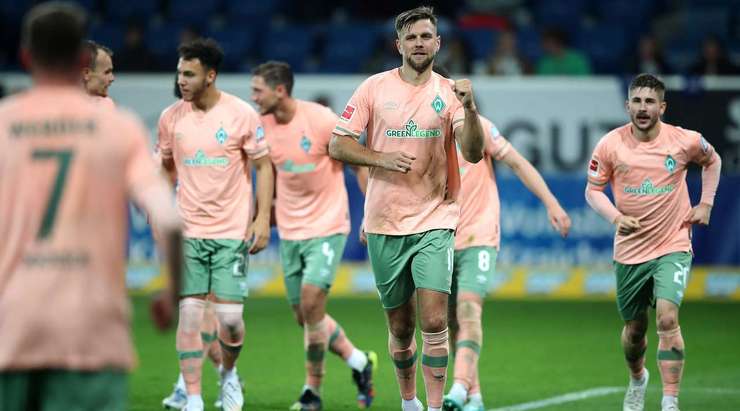 Vào! Niclas Fullkrug (Werder Bremen) tinh quái dừng lại một nhịp trước khi sút, chờ cho thủ môn Oliver Baumann đổ người trước khi bình tĩnh đưa bóng vào góc thấp bên phải.