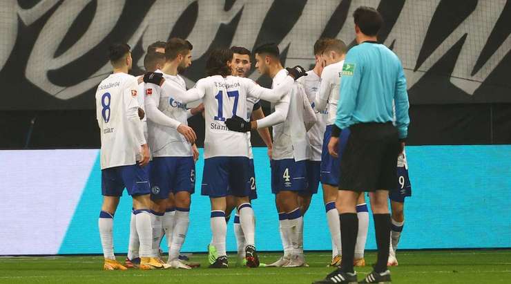 Matthew Hoppe (Schalke) nhận một đường chuyền của đồng đội vào trong vòng cấm và ghi bàn bằng một cú sút chìm hoàn hảo vào chính giữa khung thành và qua thủ môn.