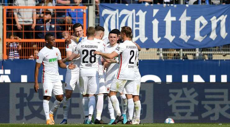 VÀO! Michael Gregoritsch (Augsburg) đá phạt đền thành công với một cú sút chìm về phía góc trái của khung thành.