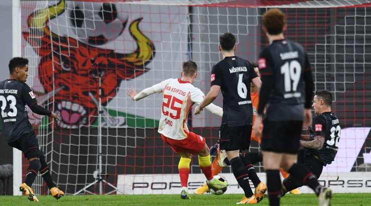 Vào! Yussuf Poulsen thể hiện nhãn quan tuyệt vời của mình với đường chuyền sắc sảo cho Dani Olmo (RB Leipzig), người đã rất bình tĩnh sút bóng gọn gàng vào sát mé trong cột dọc bên trái. Tỉ số là 2:0.