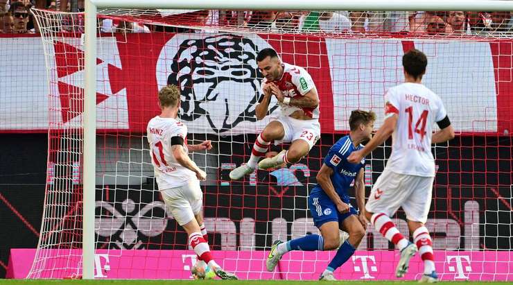 Vào! Florian Kainz (Köln) chớp cơ hội sau một tình huống bóng bật ra trong vòng cấm và đánh bại thủ môn với một cú sút vào góc thấp bên trái. Tỉ số đã được nâng lên: 2:0.