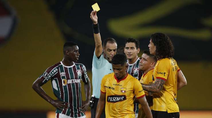 Jonathan Perlaza (Barcelona SC) không ngạc nhiên khi nhận 1 tấm thẻ vàng. Trọng tài đã xử lý tốt để giảm nhiệt những cái đầu nóng của cầu thủ hai bên.