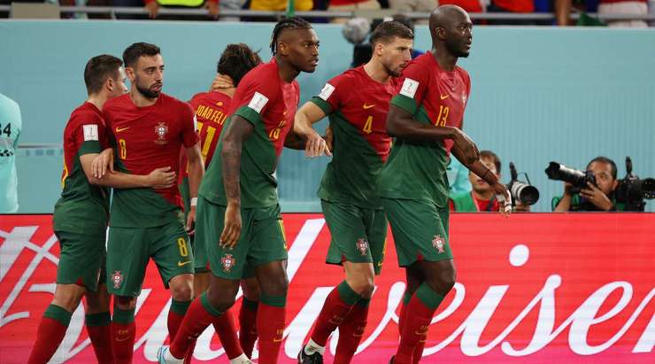 Joao Felix (Bồ Đào Nha) được giải vây bởi Bruno Fernandes, anh lao vào vòng cấm và tung cú sút tuyệt đẹp vào lưới sau khi đối đầu với thủ môn.