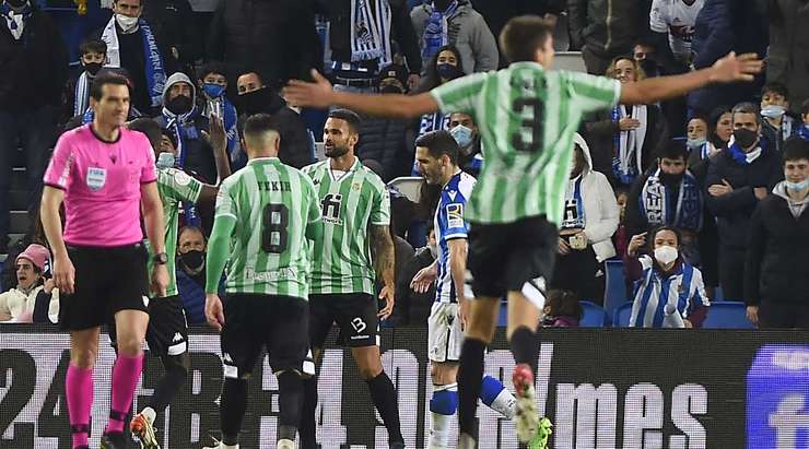 Vào! Willian Jose (Betis) sút bóng vào góc cao bên phải khung thành, vượt qua tầm với của Alex Remiro dù thủ môn đã đổ người hết cỡ.