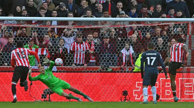 Vào! Nick Pope đã chạm được những đầu ngón tay vào bóng sau cú sút của Ivan Toney (Brentford), nhưng chừng đó thôi không đủ ngăn trái bóng đi vào góc trái khung thành.