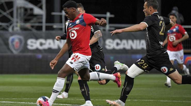 Vào! Renato Sanches thực hiện một đường chuyền đến chân Jonathan David (Lille) và cầu thủ này tung một cú sút từ trong vòng cấm, đưa bóng vào góc thấp bên trái mành lưới. Tỉ số là 0:1.