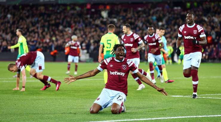 Divin Mubama (West Ham) khống chế một cách hoàn hảo đường treo bóng vào từ quả phạt góc và anh tung cú sút chìm, đưa bóng vào ngay giữa khung thành. Một bàn thắng tuyệt vời!