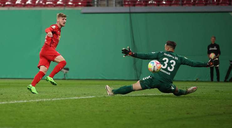 Vào! Emil Forsberg kiến tạo cho Timo Werner (RB Leipzig) một đường chuyền tốt trong vòng cấm. Nó cho phép anh ấy dứt điểm với một cú sút chìm vào ngay giữa khung thành. 0:1.