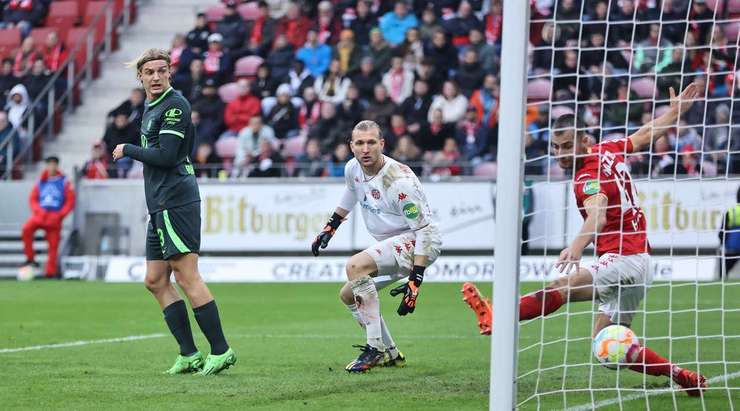 VÀO - 0:1! Quả phạt góc đến và Felix Nmecha chạm nhẹ bằng đầu tới chỗ Patrick Wimmer (Wolfsburg), người không mắc một sai lầm nào để sút bóng vào lưới.