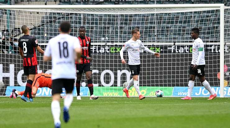 Hannes Wolf (B. Monchengladbach) nhận bóng trong vòng cấm, anh xoay trở rất nhanh nhẹn và dễ dàng găm bóng vào sát mép trong cột dọc bên phải.