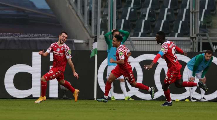 Vào! Kevin Stoger (Mainz) đã có mặt đúng lúc đúng chỗ để lấy bóng bật ra trong vòng cấm, và anh ấy sút bóng đi chìm vào phía trong cột dọc bên phải. Tỉ số là 1:2.