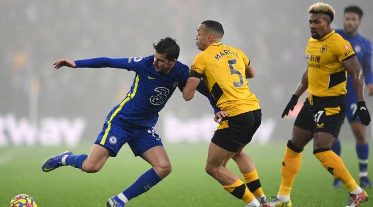 Mason Mount (Chelsea) cố gắng chuyền bóng đến một đồng đội đang không bị ai kèm trong vòng cấm, nhưng thủ môn Jose Sa đã băng ra để phá bóng kịp thời.