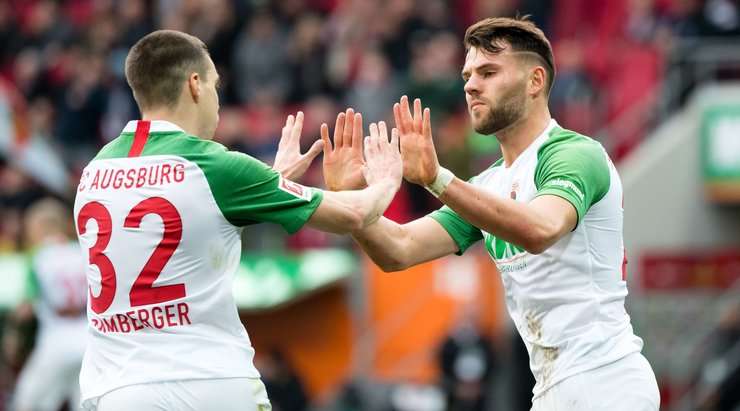 Vào! Raphael Framberger treo một đường bóng sắc sảo vào vòng cấm theo hướng di chuyển của Eduard Lowen (Augsburg). Cầu thủ này bật lên rất cao để tung một cú đánh đầu căng như kẻ chỉ từ giữa vòng cấm vào góc thấp bên trái khung thành. Thủ môn Yann Sommer đã không có cơ hội nào để cản phá. 1:2!