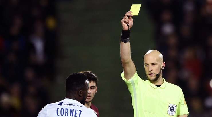 Maxwel Cornet (Lyon) phạm lỗi với một cầu thủ đối phương và anh phải nhận một chiếc thẻ vàng. Rõ ràng là anh ấy không vui với quyết định này của trọng tài.