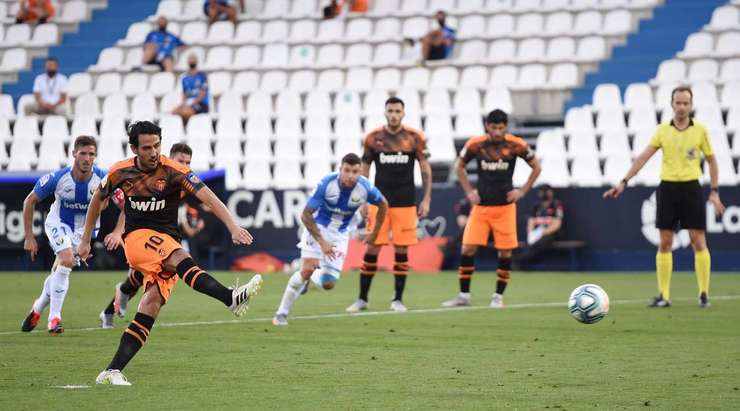 Cú sút vào góc thấp bên trái của Daniel Parejo (Valencia) từ chấm phạt đền đã không thể đánh bại được thủ môn. Ivan Cuellar đã đọc tình huống rất tốt và đổ người cản phá thành công.