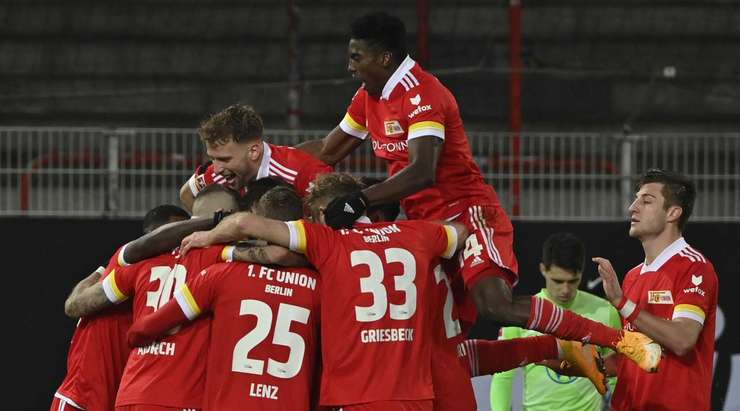 Từ vị trí đá phạt, Robert Andrich (Union Berlin) vẽ một đường vòng cung chính xác vào góc cao bên trái khung thành bằng một cú sút khiến người xem phải trầm trồ!