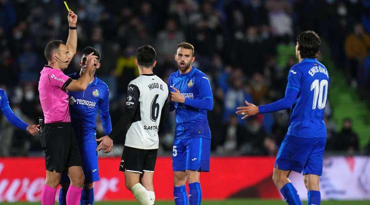 Trận đấu bị gián đoạn vì một chiếc thẻ vàng đang được rút ra cho Borja Mayoral (Getafe).