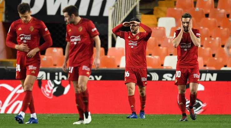 Vào! Jonathan Calleri (Osasuna) đã có mặt đúng lúc đúng chỗ để lấy bóng bật ra trong vòng cấm, và anh ấy sút bóng vào nóc lưới. Tỉ số là 0:1.
