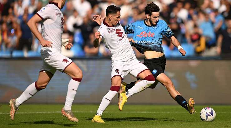 Vào! Khvicha Kvaratskhelia (Napoli) len lỏi qua các cầu thủ đối phương trước khi tung một cú sút tuyệt diệu từ rìa vòng cấm vào góc thấp bên phải mành lưới. Thủ môn Vanja Milinkovic-Savic đã không có cơ hội nào để chạm vào quả bóng. Tỉ số là 3:0.