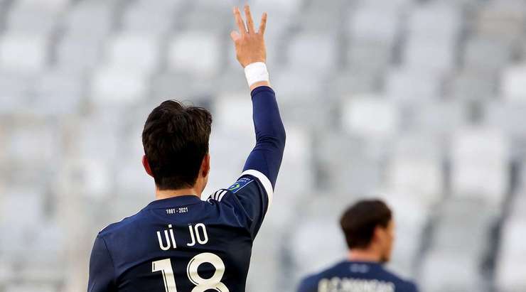 Ui-Jo Hwang (Bordeaux) ghi bàn! Anh ấy đón một đường chuyền của đồng đội và tung một cú sút hoàn hảo từ rìa vòng cấm, đi vào phía trong cột dọc bên trái khung thành, vượt quá tầm với của thủ môn.