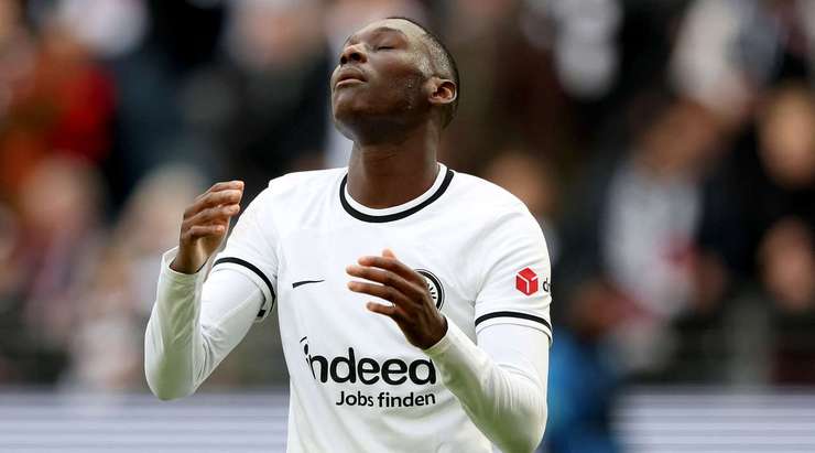 Randal Kolo Muani (Eintracht Frankfurt) nhận một chiếc thẻ vàng, sẽ không quá tệ, nếu đó không phải là chiếc thẻ vàng thứ hai của anh ấy trong trận đấu ngày hôm nay! Chiếc thẻ đỏ đã được rút ra và trận đấu kết thúc với anh ấy.