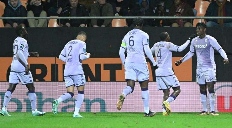 Breel Embolo (Monaco) đón một đường chuyền trong vòng cấm và ghi bàn với một cú sút mạnh vào góc thấp bên phải. Thủ môn đã không thể làm gì được.